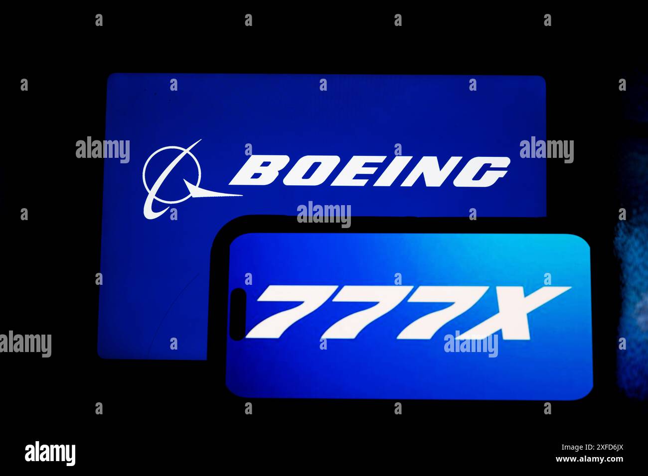 Arlington, Stati Uniti. 3 luglio 2024. Il logo della Boeing Company con il logo del programma jet a corpo lungo ritardato 777x, mentre Boeing è destinata ad affrontare accuse penali di frode. La Boeing Company è una multinazionale americana che progetta, produce e vende aeroplani, unità rotative, razzi, satelliti e apparecchiature di telecomunicazione. David Calhoun e' l'amministratore delegato, e la borsa e' BA. I prodotti principali includono le famiglie di aeromobili 737 MAX, 747, 777 e 787. Boeing è anche un importante appaltatore per il governo degli Stati Uniti e un leader nell'innovazione aerospaziale, ma è rimasta impantanata Foto Stock