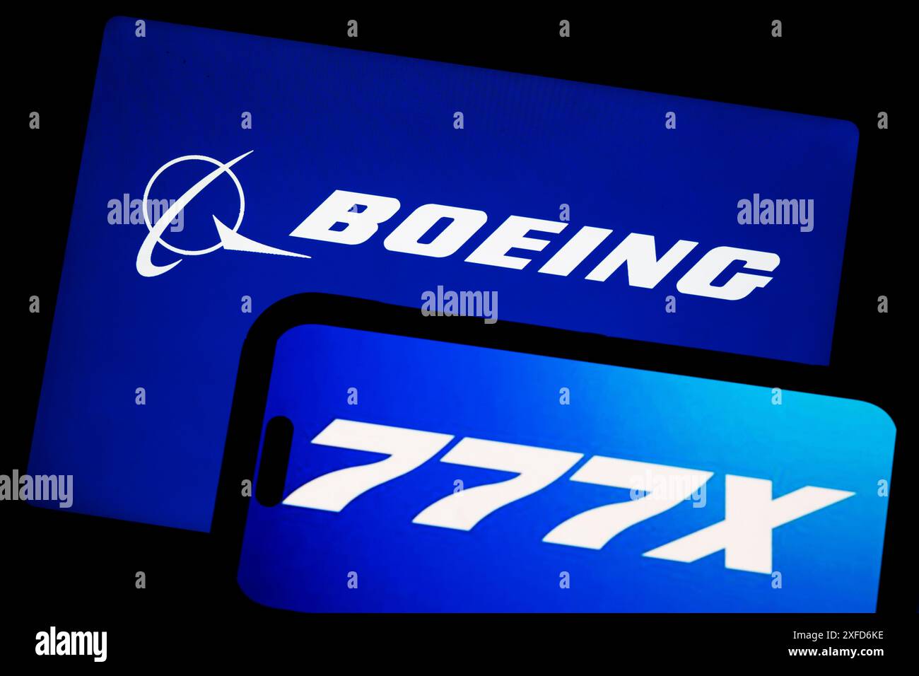 Arlington, Stati Uniti. 3 luglio 2024. Il logo della Boeing Company con il logo del programma jet a corpo lungo ritardato 777x, mentre Boeing è destinata ad affrontare accuse penali di frode. La Boeing Company è una multinazionale americana che progetta, produce e vende aeroplani, unità rotative, razzi, satelliti e apparecchiature di telecomunicazione. David Calhoun e' l'amministratore delegato, e la borsa e' BA. I prodotti principali includono le famiglie di aeromobili 737 MAX, 747, 777 e 787. Boeing è anche un importante appaltatore per il governo degli Stati Uniti e un leader nell'innovazione aerospaziale, ma è rimasta impantanata Foto Stock