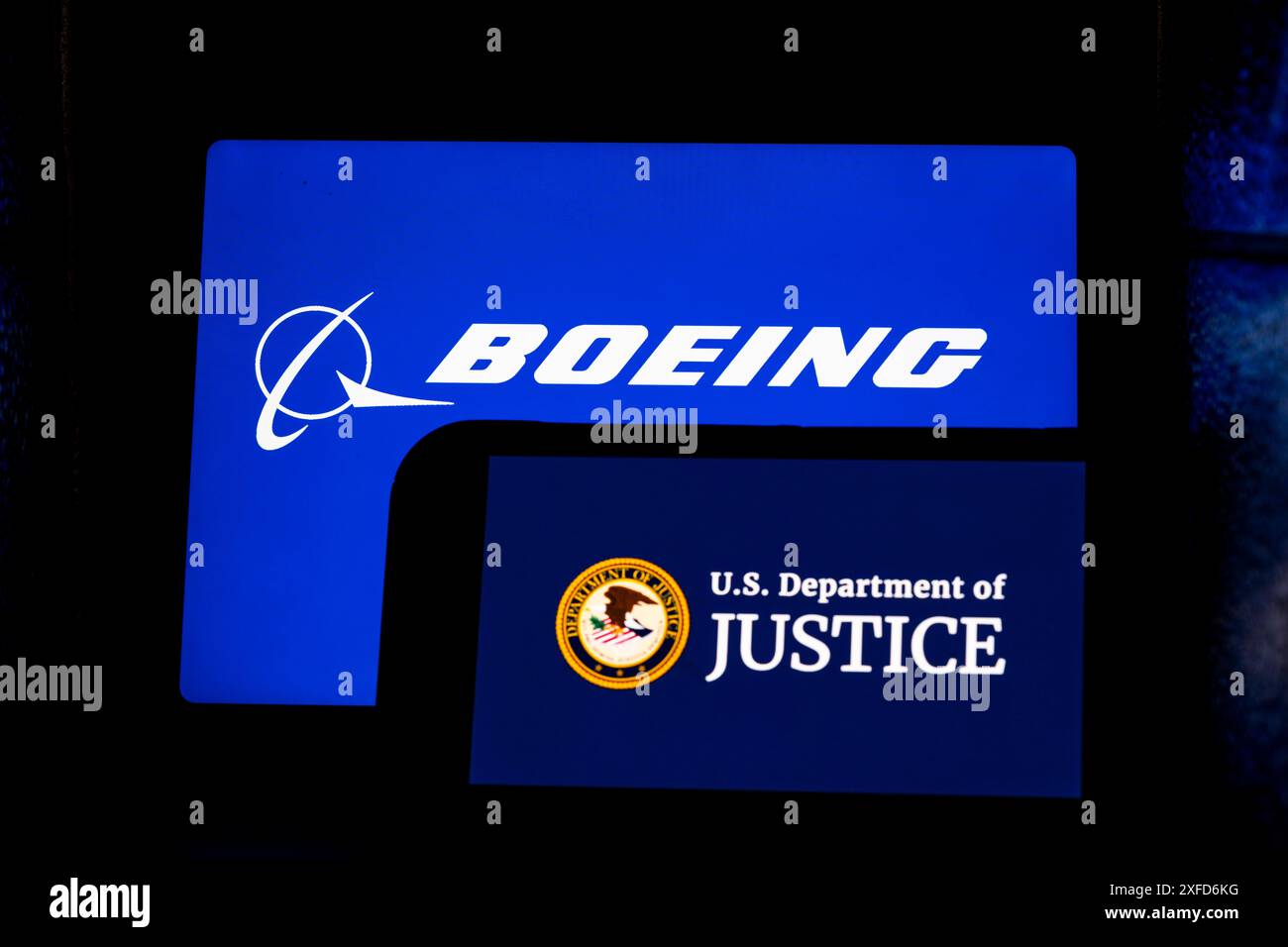 Arlington, Stati Uniti. 3 luglio 2024. Boeing Company logo con il logo del Dipartimento di giustizia degli Stati Uniti (DoJ) mentre Boeing è destinata ad affrontare accuse penali di frode. La Boeing Company è una multinazionale americana che progetta, produce e vende aeroplani, unità rotative, razzi, satelliti e apparecchiature di telecomunicazione. David Calhoun e' l'amministratore delegato, e la borsa e' BA. I prodotti principali includono le famiglie di aeromobili 737 MAX, 747, 777 e 787. Boeing è anche un importante appaltatore per il governo degli Stati Uniti e un leader nell'innovazione aerospaziale, ma è rimasta impantanata in lega Foto Stock