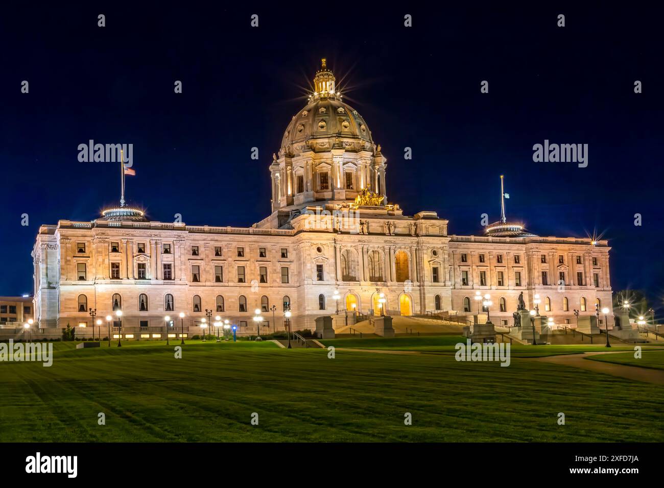 Edificio del Campidoglio del Minnesota illuminato di notte a Saint Paul Foto Stock