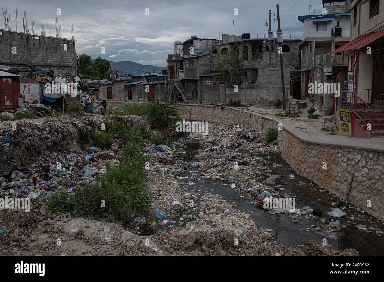 Port-Au-Prince, Port-Au-Prince, Haiti. 2 luglio 2024. Un fiume contaminato su Port au Prince (immagine di credito: © Hector Adolfo Quintanar Perez/ZUMA Press Wire) SOLO PER USO EDITORIALE! Non per USO commerciale! Foto Stock