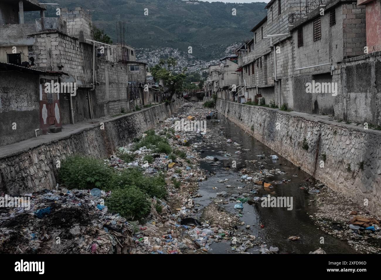 Port-Au-Prince, Port-Au-Prince, Haiti. 2 luglio 2024. Un fiume contaminato su Port au Prince (immagine di credito: © Hector Adolfo Quintanar Perez/ZUMA Press Wire) SOLO PER USO EDITORIALE! Non per USO commerciale! Foto Stock