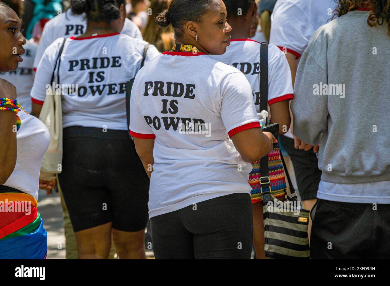 Sacramento, CALIFORNIA, Stati Uniti - 9 giugno 2024: Un gruppo afroamericano di donne indossano le t-shirt Pride is Power all'annuale Sacramento Pride March. Foto Stock