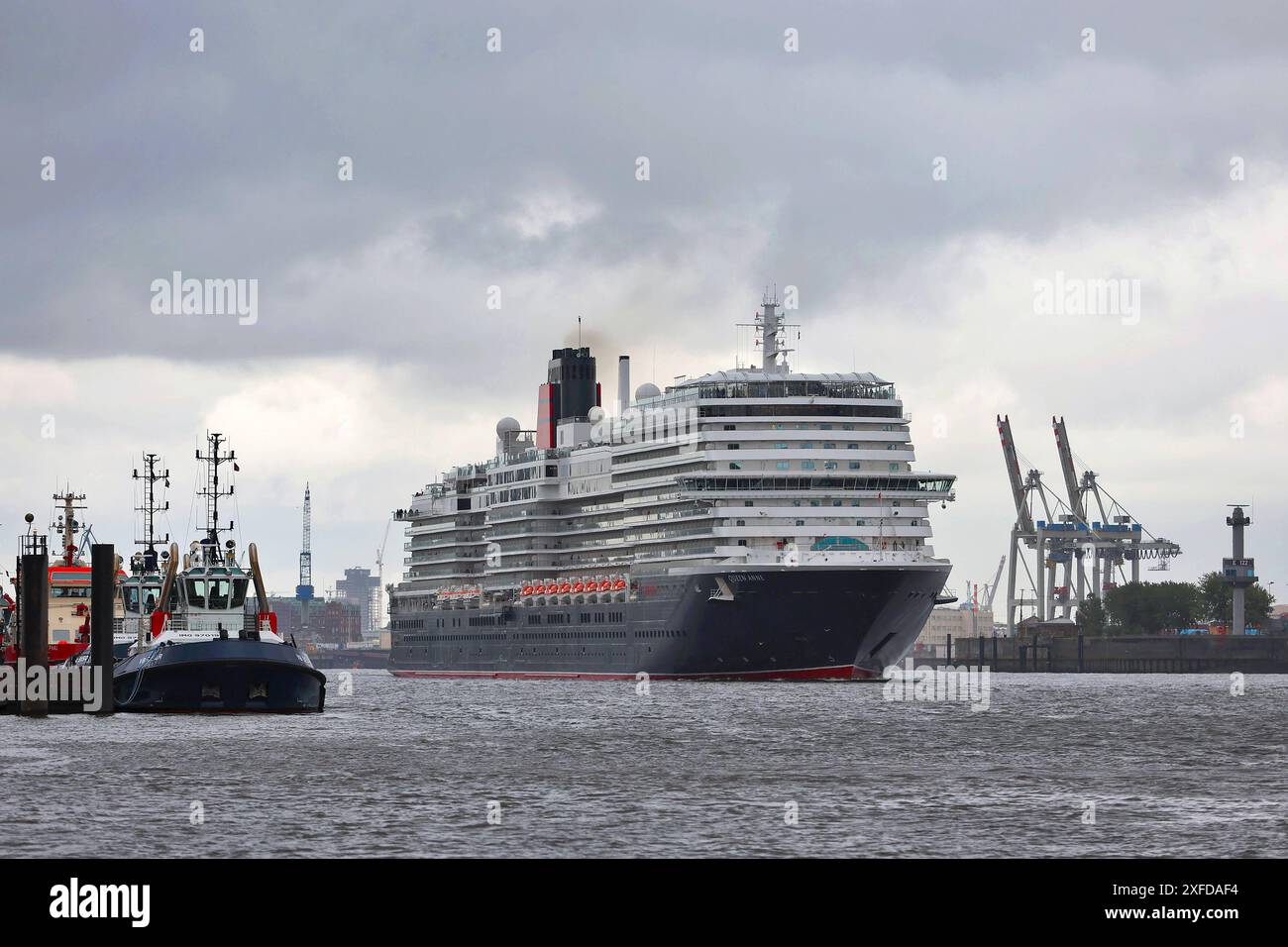 02.07.2024, Amburgo, Kreuzfahrtschiff Regina Anne läuft erstmals Hamburg AN. AM 2. Juli gegen 6,30 Uhr lief das Kreuzfahrtschiff erstmals den Hamburger Hafen AN. Nave da crociera Erstanlauf um kurz vor 7 Uhr machte die Flottenschwester der Queen Mary II am Cruise Center Steinwerder Fest. DAS Schiff der Reederei Cunard Line, Die zu Carnival gehört, wurde erst vor einem Monat AM 3. Juni 2024 im Rahmen der British Isles Festival Voyage a Liverpool Getauft. Taufpaten sind die britischen Fernsehpersönlichkeiten Matt ed Emma Willis. Die Queen Anne Bietet 2,996 Passagieren Platz und Hat eine Länge 322 M. Foto Stock