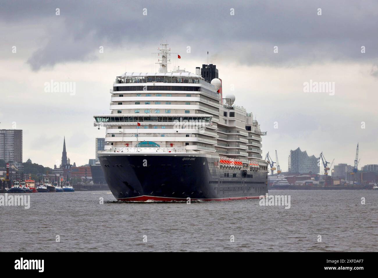 02.07.2024, Amburgo, Kreuzfahrtschiff Regina Anne läuft erstmals Hamburg AN. AM 2. Juli gegen 6,30 Uhr lief das Kreuzfahrtschiff erstmals den Hamburger Hafen AN. Nave da crociera Erstanlauf um kurz vor 7 Uhr machte die Flottenschwester der Queen Mary II am Cruise Center Steinwerder Fest. DAS Schiff der Reederei Cunard Line, Die zu Carnival gehört, wurde erst vor einem Monat AM 3. Juni 2024 im Rahmen der British Isles Festival Voyage a Liverpool Getauft. Taufpaten sind die britischen Fernsehpersönlichkeiten Matt ed Emma Willis. Die Queen Anne Bietet 2,996 Passagieren Platz und Hat eine Länge 322 M. Foto Stock