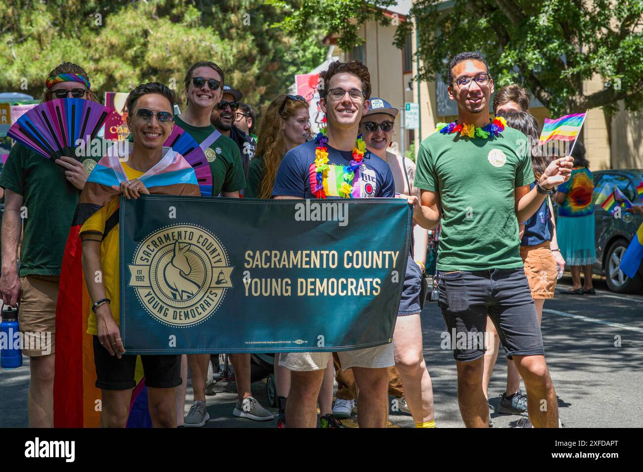 Sacramento, CALIFORNIA, Stati Uniti - 9 giugno 2024: Gruppo di giovani Democratici della contea di Sacramento durante la Sacramento Pride Parade, tenuta in centro. Foto Stock