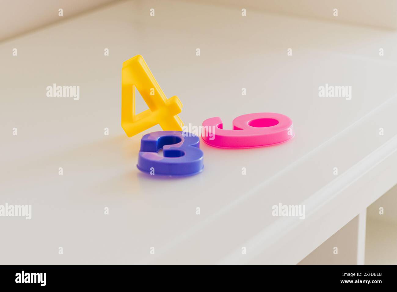 Il numero matematico è colorato sullo sfondo bianco Foto Stock