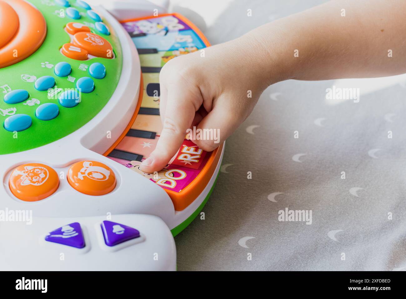 La mano piccola di un bambino che suona il piano Foto Stock