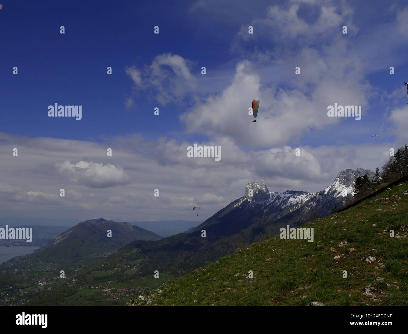 Parapendio a Forclaz sopra il lago di Annecy in alta Savoia, Francia Foto Stock