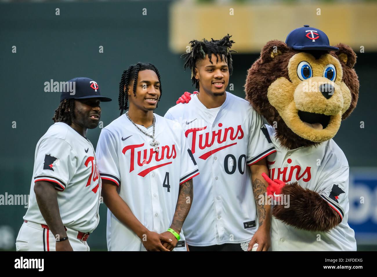 Minneapolis, Minnesota, Stati Uniti. 2 luglio 2024. TOMMY WATKINS (40), allenatore della terza base dei Minnesota Twins, e le scelte del draft dei Minnesota Timberwolves ROB DILLINGHAM e TERRANCE SHANNON JR. Prima di una partita di baseball della MLB tra i Minnesota Twins e i Detroit Tigers al Target Field. I Twins vinsero 5-3. (Immagine di credito: © Steven Garcia/ZUMA Press Wire) SOLO PER USO EDITORIALE! Non per USO commerciale! Foto Stock