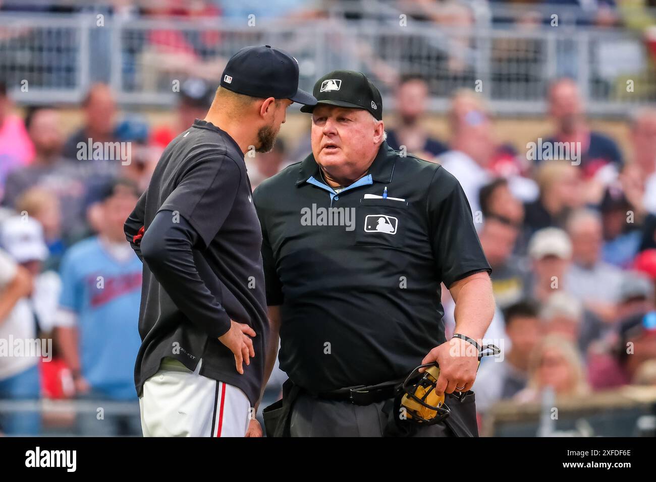 Minneapolis, Minnesota, Stati Uniti. 2 luglio 2024. Il manager dei Minnesota Twins ROCCO BALDELLI incontra l'ARBITRO BILL MILLER (26) durante una partita di baseball della MLB tra i Minnesota Twins e i Detroit Tigers al Target Field. I Twins vinsero 5-3. (Immagine di credito: © Steven Garcia/ZUMA Press Wire) SOLO PER USO EDITORIALE! Non per USO commerciale! Foto Stock