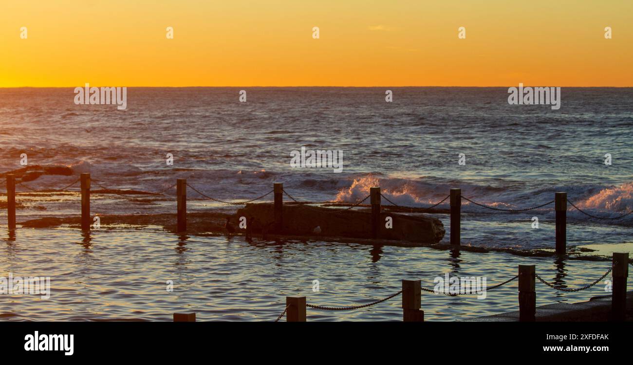 Piscina sull'oceano della spiaggia di Maroubra all'alba Foto Stock
