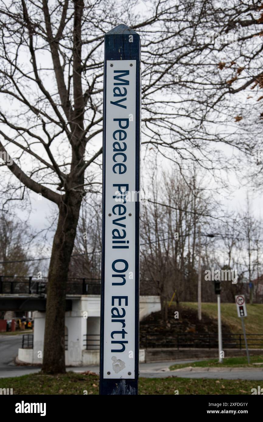 Possa prevalere la pace sul segno terrestre sul lungofiume sud nel centro di Fredericton, New Brunswick, Canada Foto Stock