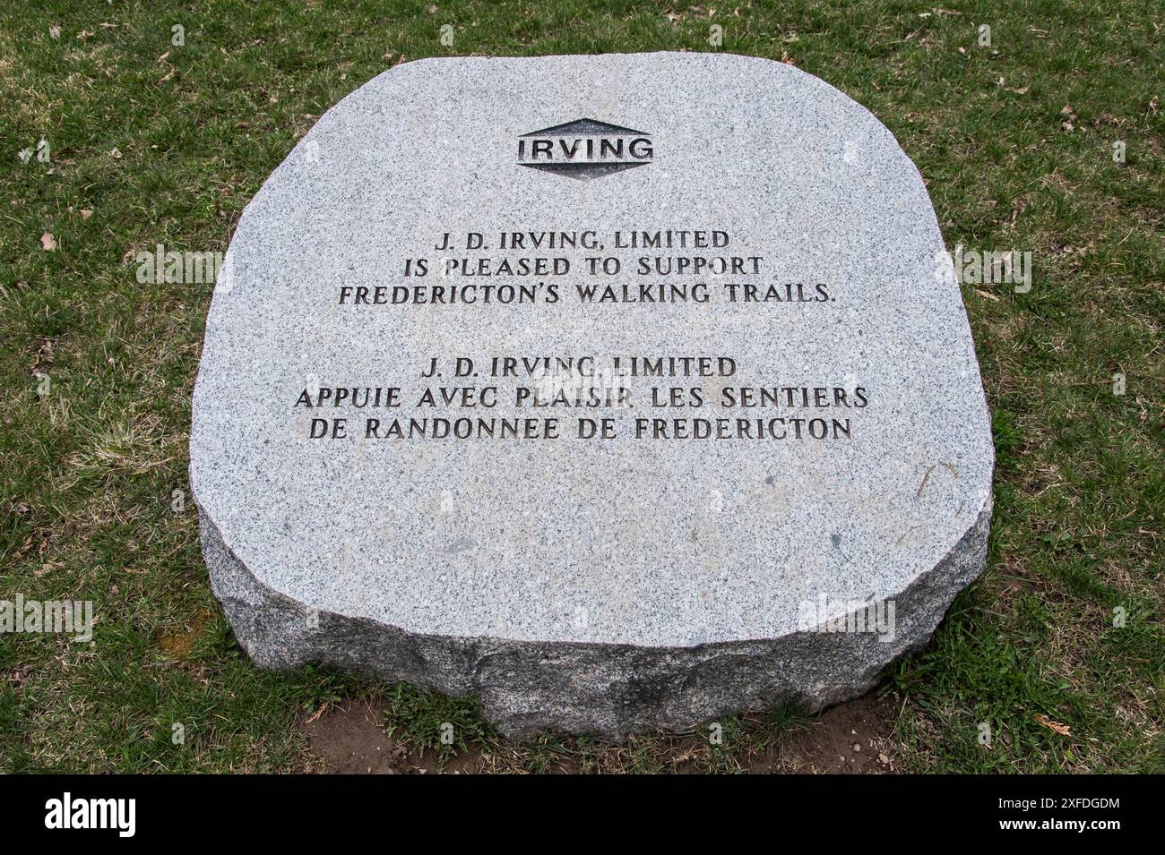 L'insegna di JD Irving al Carleton Park mostra il suo sostegno ai sentieri per passeggiate a Fredericton, New Brunswick, Canada Foto Stock