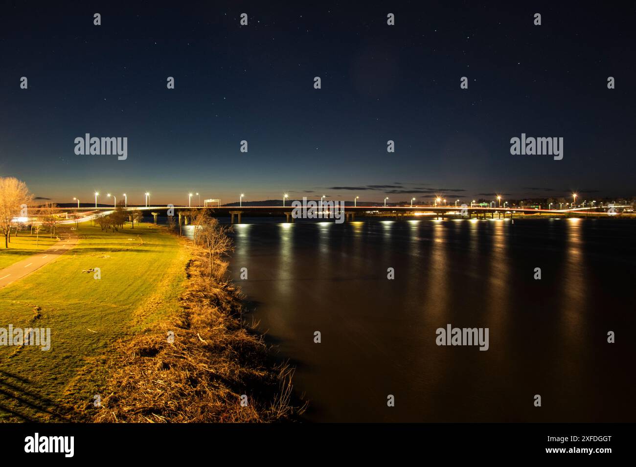 Percorsi per auto sul Westmorland Bridge a Fredericton, New Brunswick, Canada Foto Stock