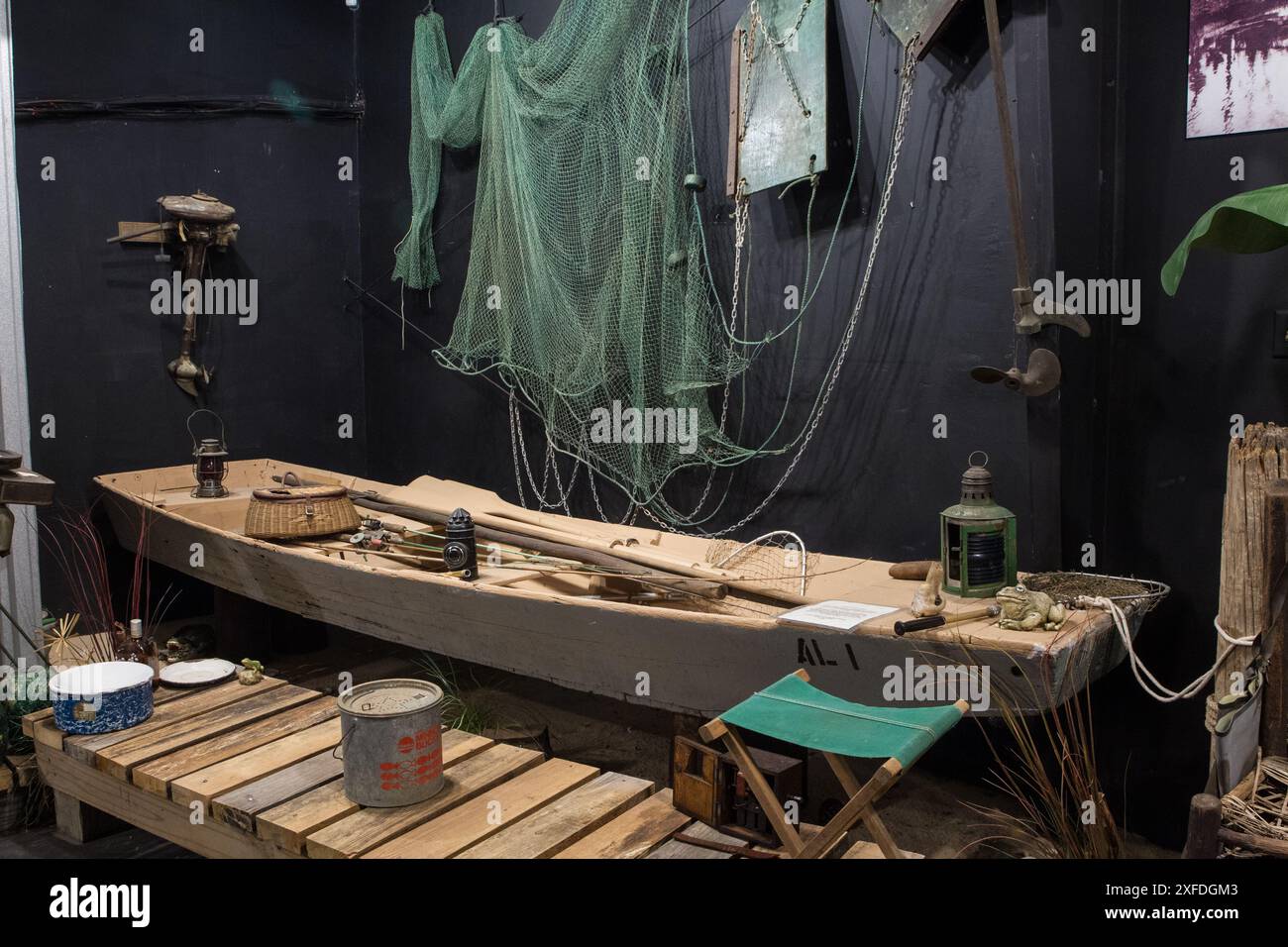 Scivoli per la pesca di Cypress per i viaggi nelle paludi nella contea di Baldwin. Questa barca è attrezzata per la pesca. Baldwin County Heritage Museum, Elberta, Alabama. Foto Stock