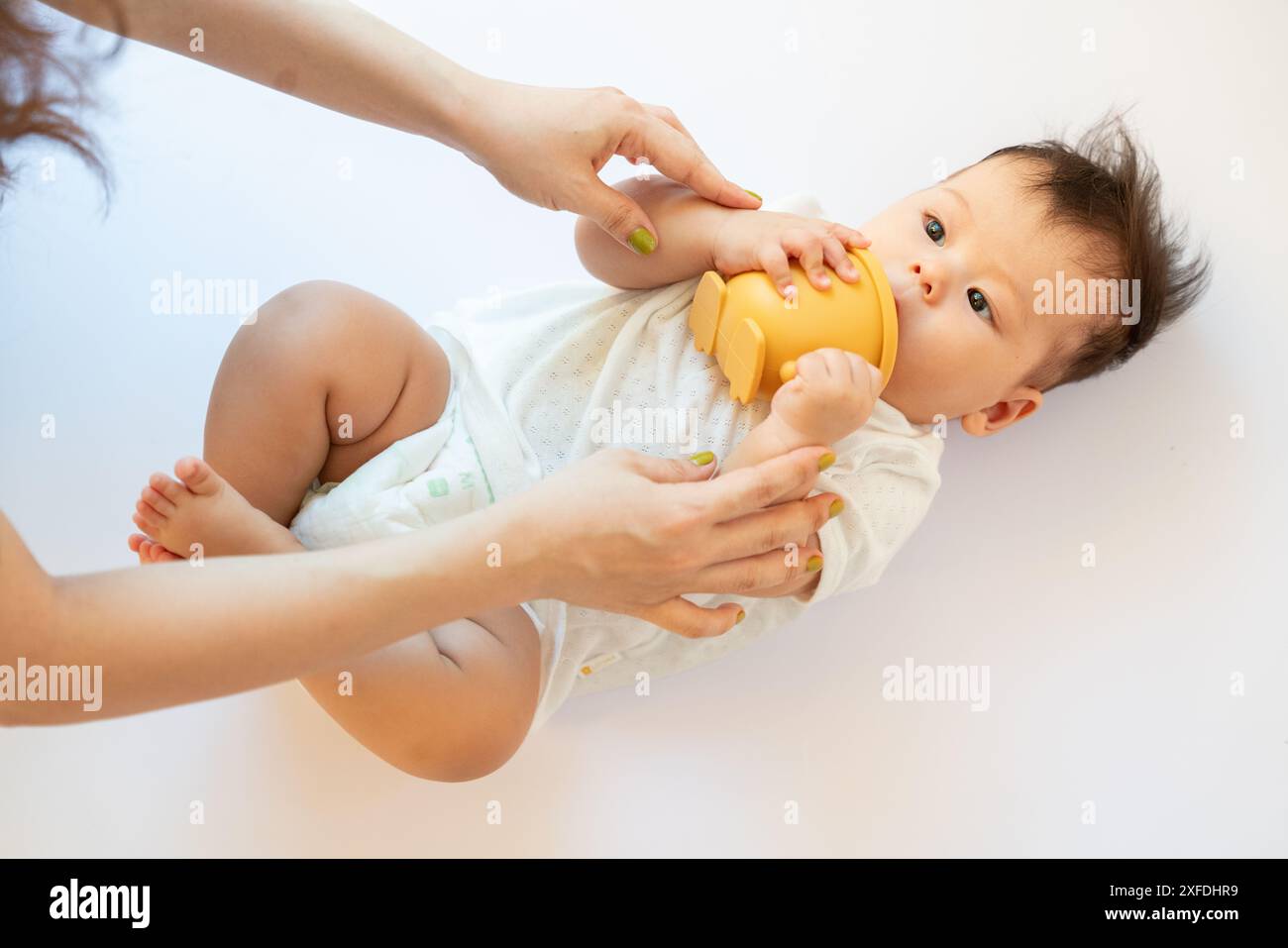 un bambino sta mangiando una banana Foto Stock