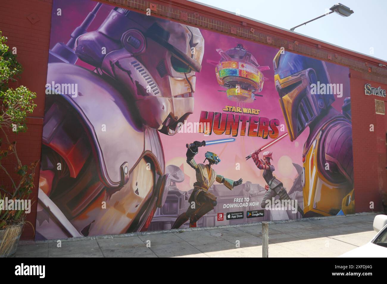 Los Angeles, California, USA 2 luglio 2024 Star Wars Hunters Billboard Street Art Mural il 2 luglio 2024 a Los Angeles, California, USA. Foto di Barry King/Alamy Stock Photo Foto Stock