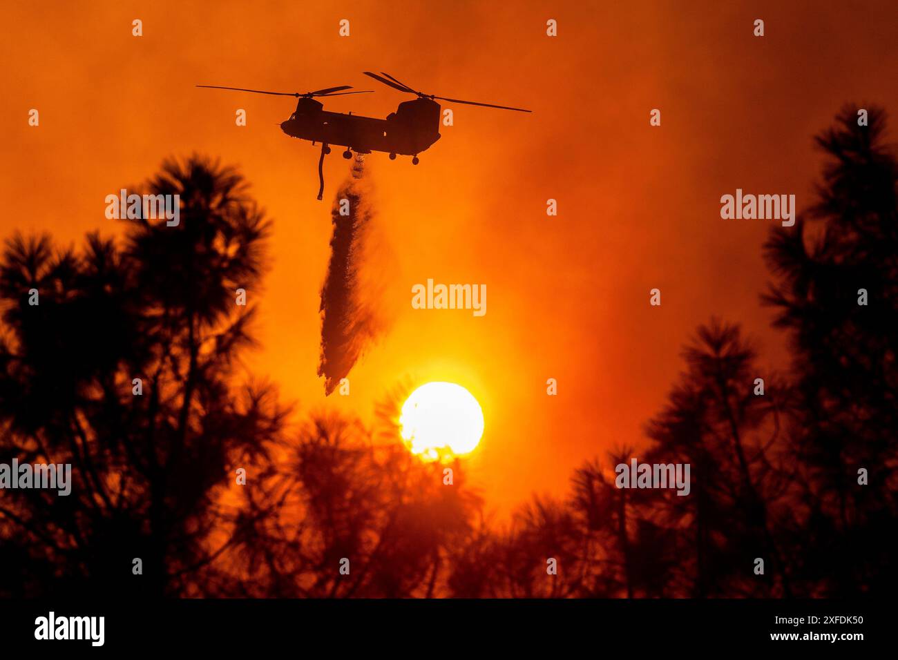 Oroville, Stati Uniti. 10 maggio 2024. Un elicottero in caduta d'acqua rilascia il suo carico sull'incendio di Thompson ad Oroville, California, martedì 2 luglio 2024. Il caldo estremo ha colpito i paesaggi asciutti costringendo le evacuazioni mentre la California entra nella stagione degli incendi. Foto di Peter DaSilva/UPI credito: UPI/Alamy Live News Foto Stock