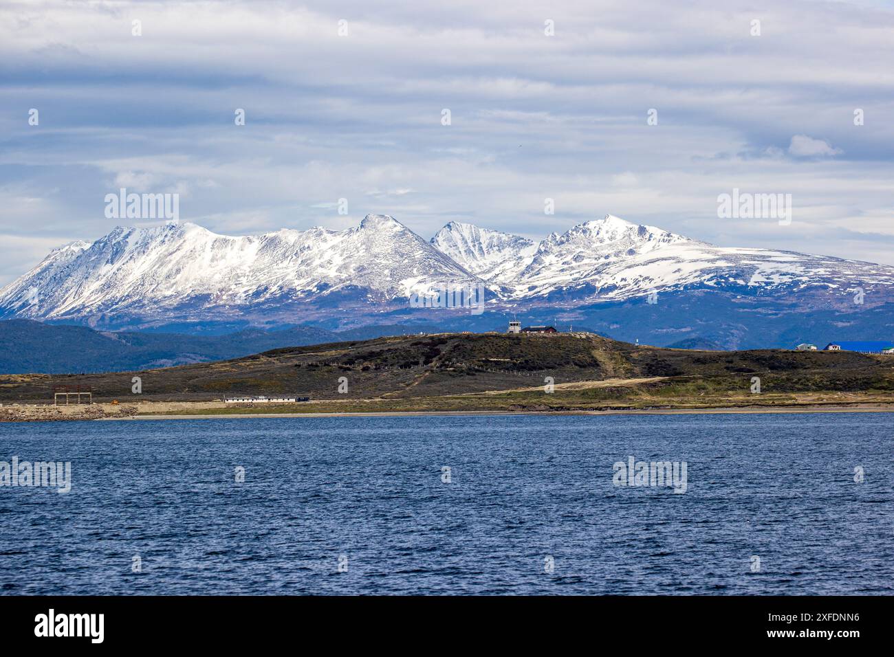 Montagne innevate e costa lungo il passaggio di Beagle, Ushuaia, Argentina, giovedì 16 novembre 2023. Foto: David Rowland / One-Image.com Foto Stock