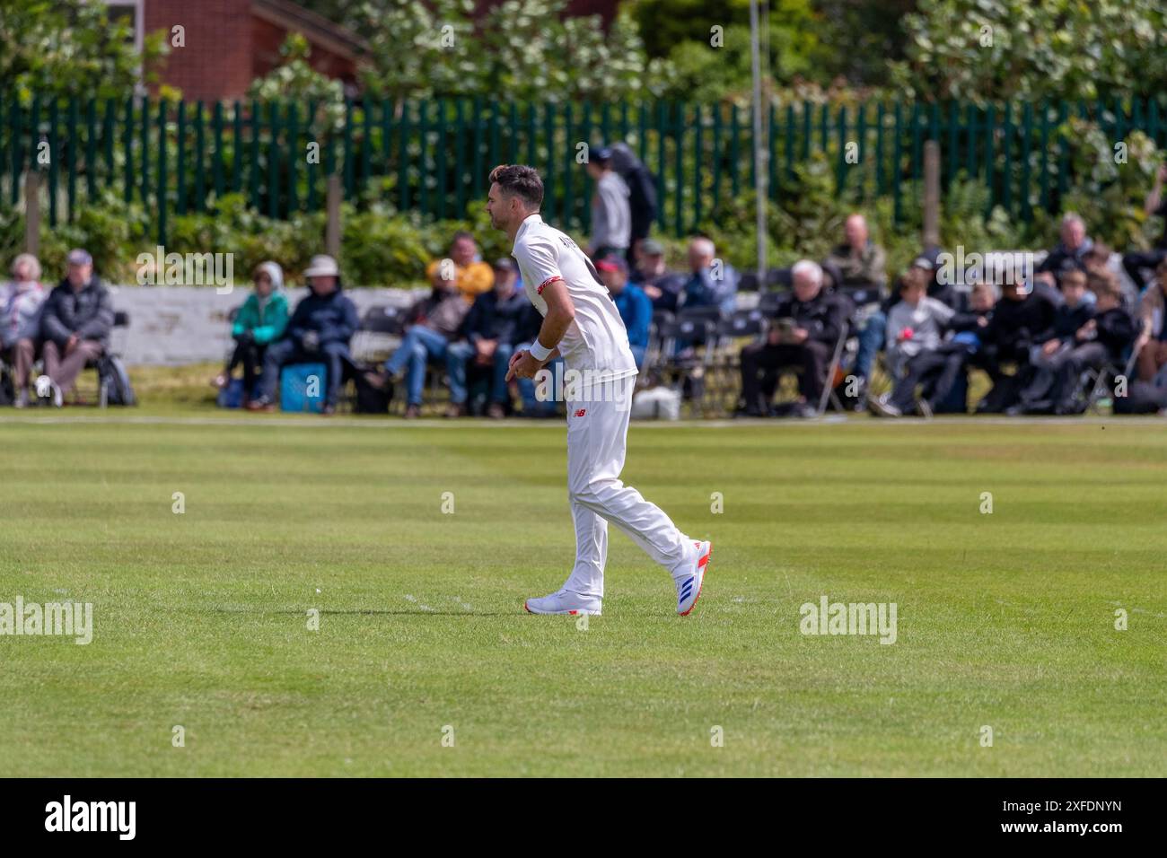 James Anderson bowling durante il match Lancashire contro Nottinghamshire County 02.07.24 Foto Stock