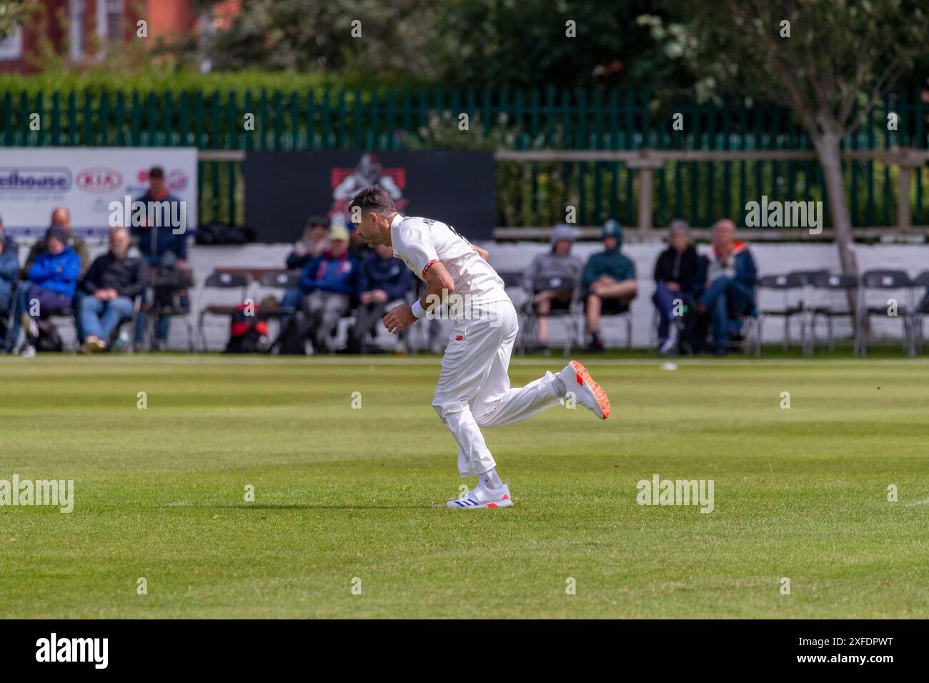 James Anderson bowling durante il match Lancashire contro Nottinghamshire County 02.07.24 Foto Stock