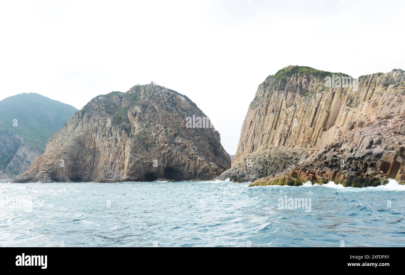 Paesaggi costieri aspre nel parco di campagna di Sai Kung East a Hong Kong. Foto Stock