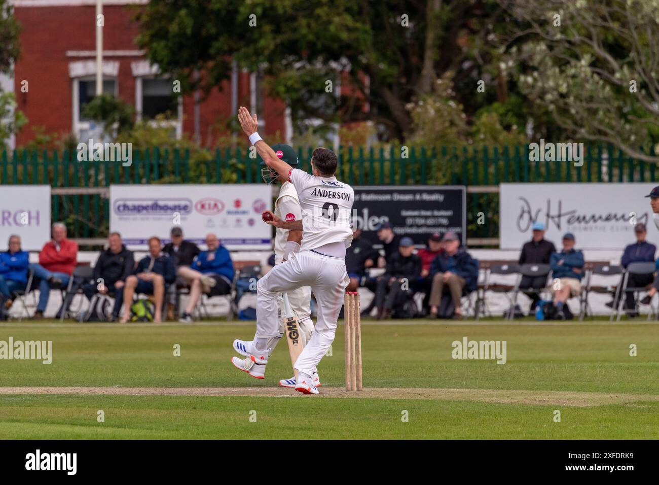 James Anderson bowling durante il match Lancashire contro Nottinghamshire County 02.07.24 Foto Stock