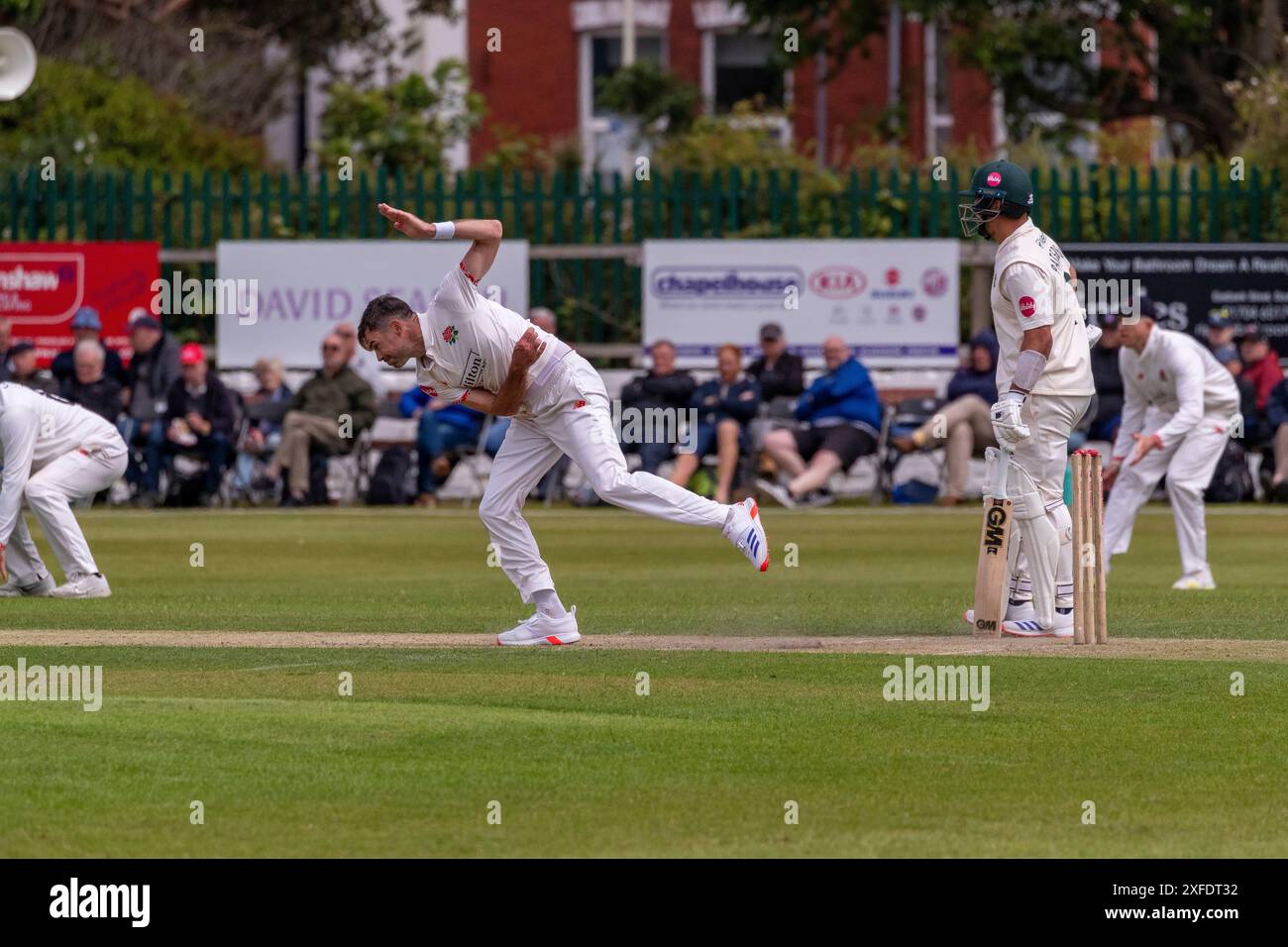 James Anderson bowling durante il match Lancashire contro Nottinghamshire County 02.07.24 Foto Stock