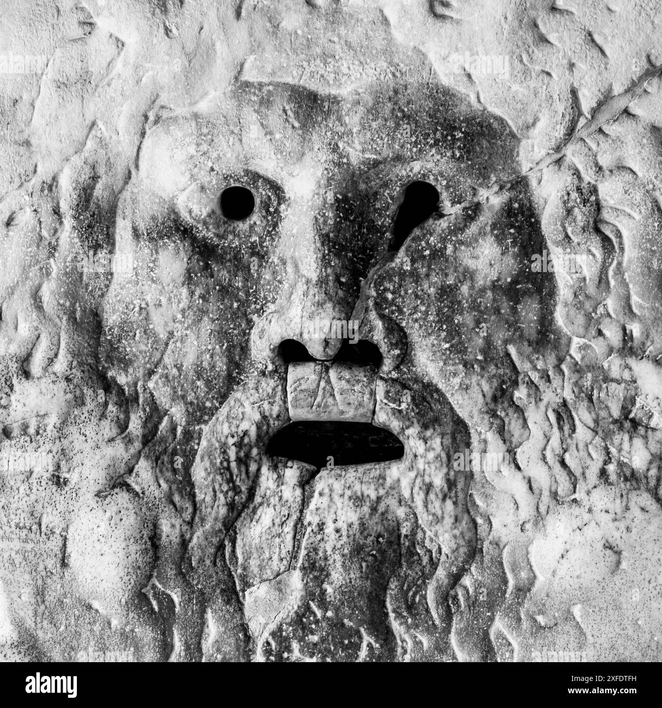 Primo piano della bocca della verità, italiano: Bocca della verita, a Roma, una scultura in marmo con una grande bocca spalancata. Questo famoso manufatto si trova nella chiesa di Santa Maria in Cosmedin. Foto Stock