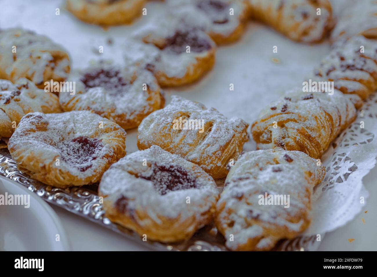 Delizie dolci al forno, visualizzate sulla piastra qa silv4r. Caramelle ricoperte di zucchero in polvere. Foto Stock