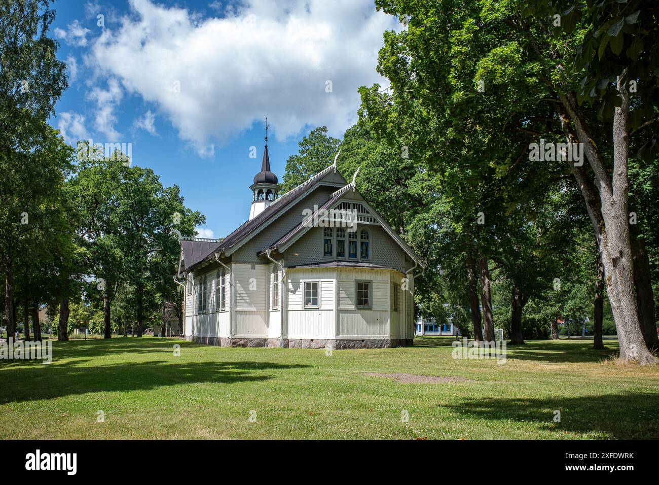 Brunnskyrkan è una chiesa in legno del 1898 nel parco cittadino di Brunnsparken. Söderköping è una piccola città medievale della Svezia. Foto Stock
