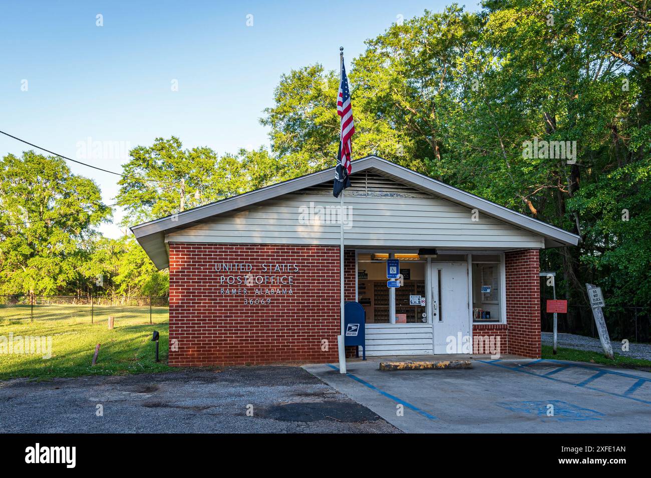 Ramer, Alabama, USA - 9 aprile 2023: Edificio dell'ufficio postale degli Stati Uniti nella piccola città di Ramer, nel sud dell'Alabama. Foto Stock