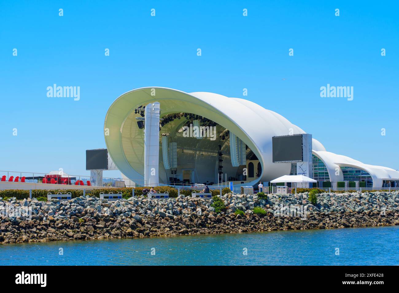 San Diego, California - 16 aprile 2024: Anfiteatro moderno con design distintivo sul lungomare di San Diego su sfondo blu. Foto Stock