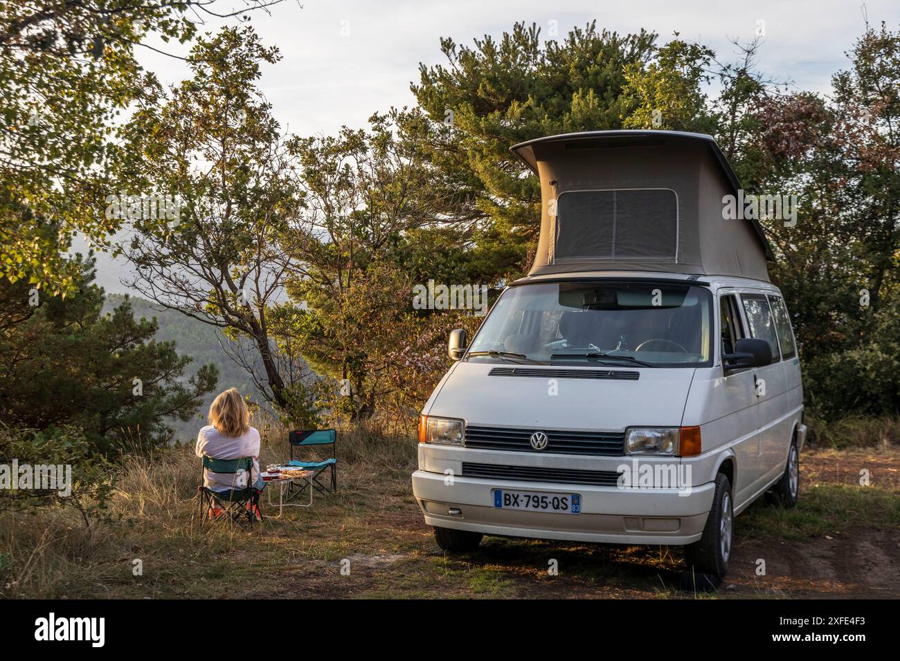 Francia, Pirenei orientali, Parco naturale regionale dei Pirenei catalani, pasto all'aperto durante un'avventura in pulmino nelle vicinanze del villaggio di Fill Foto Stock