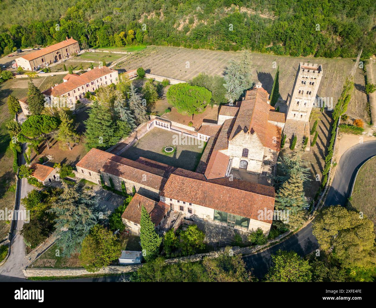 Francia, Pirenei orientali, Parco naturale regionale dei Pirenei catalani, Codalet, Abbazia di Saint-Michel de Cuxa situata ai piedi di Canigou (aer Foto Stock