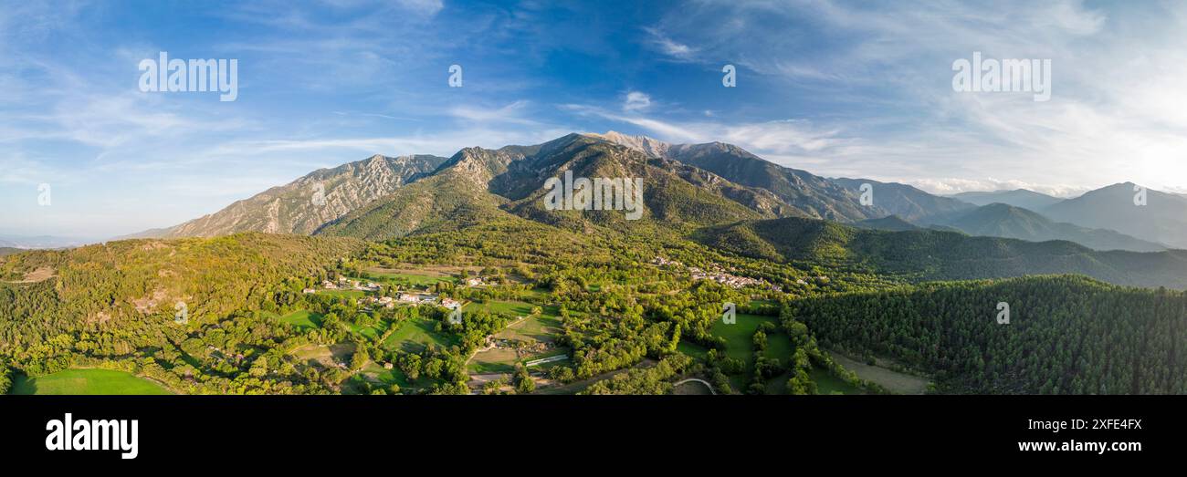 Francia, Pirenei orientali, Parco naturale regionale dei Pirenei catalani, il villaggio di Fillols ai piedi di Canigou (2785 m) Foto Stock