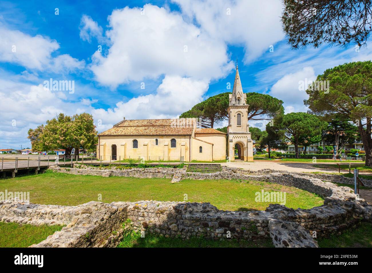 Francia, Gironda, Andernos-les-Bains, chiesa di Saint-Eloi, ex tappa di pellegrinaggio a Santiago de Compostela, costruita sulle rovine di un Gall del IV secolo Foto Stock