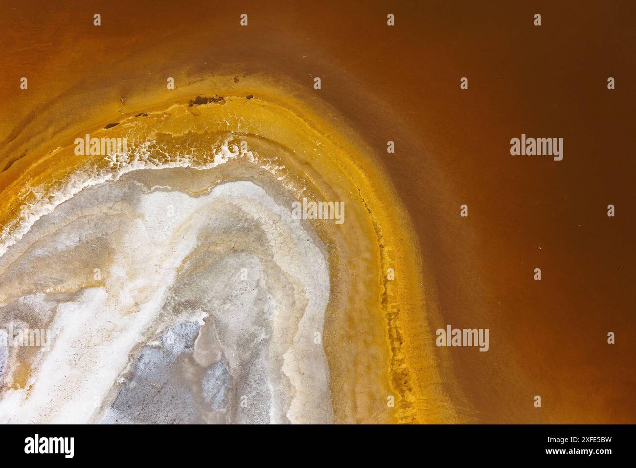 Kenya, lago Magadi, lago di soda ipersalina, formazioni minerali a volte generate da microrganismi, presenza di grandi quantità di soda (aerea Foto Stock