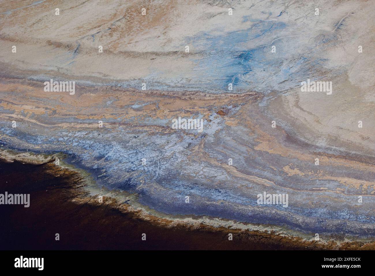 Kenya, lago Magadi, lago di soda ipersalina, formazioni minerali a volte generate da microrganismi, presenza di grandi quantità di soda (aerea Foto Stock