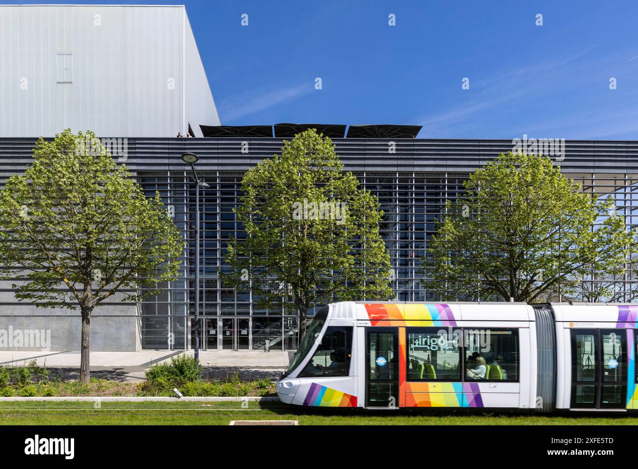 Francia, Maine e Loira, Valle della Loira patrimonio dell'umanità dell'UNESCO, Angers, tram di fronte al National Drama Centre Foto Stock