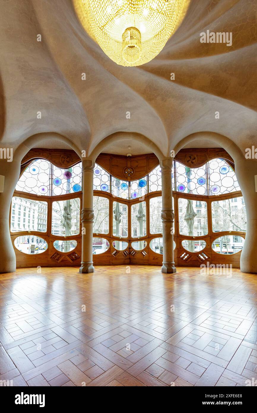 Spagna, Catalogna, Barcellona, il salotto principale con un soffitto in gesso della Casa Batllo, un edificio costruito tra il 1904 e il 1906 da un'arciite Foto Stock