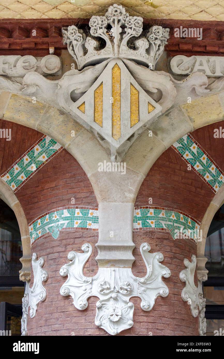 Spagna, Catalogna, Barcellona, ex biglietteria ornata da mosaici e motivi decorativi a forma di fiori del Palau de la musica CA Foto Stock