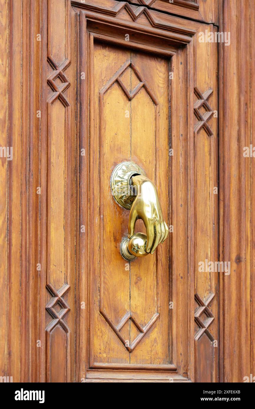 Spagna, Catalogna, Barcellona, dettaglio della porta bussare a forma di mano di un condominio situato sul Passeig de Gracia Foto Stock