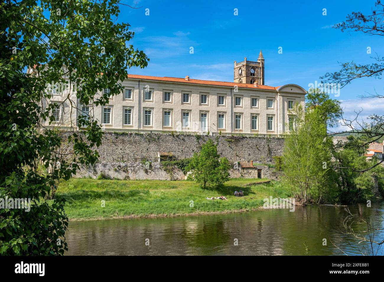 Francia, Haute Loire, Lavoute Chilhac, il villaggio e il Priorato di Sainte Croix nell'ansa del fiume Allier Foto Stock