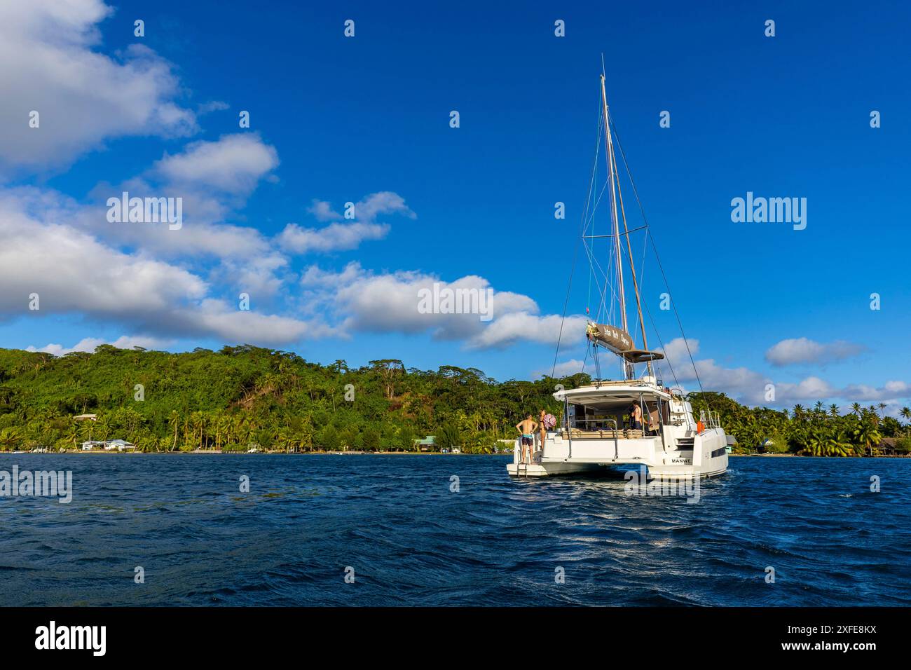 Polinesia francese, Isole della società, ancoraggio a Apu Bay, isola di Tahaa, nave da crociera all'ancora Foto Stock