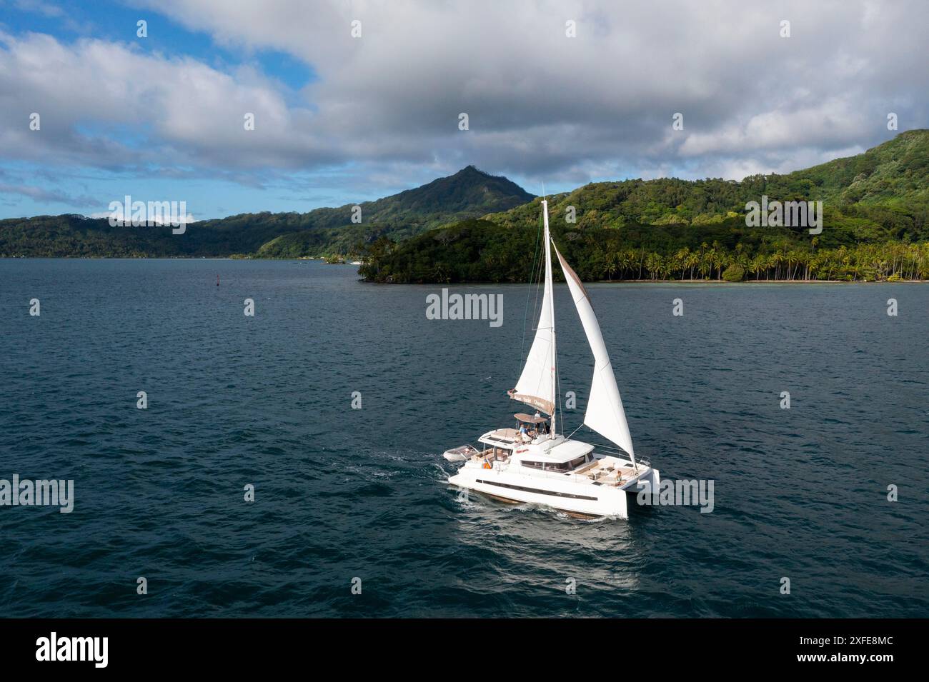 Polinesia francese, Isole della società, isola di Tahaa, nave da crociera a vela (vista aerea) Foto Stock