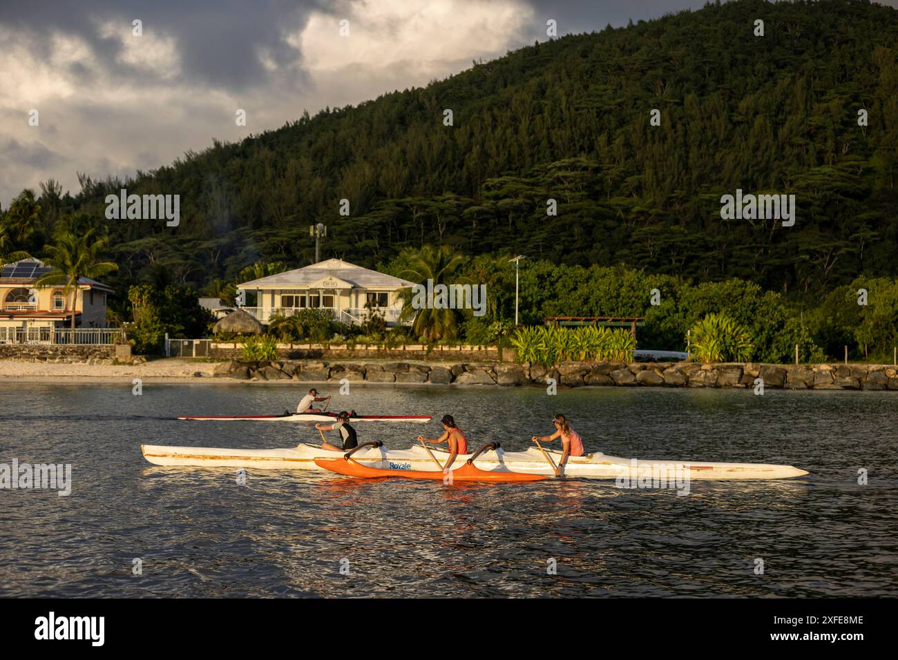 Polinesia francese, Isole della società, isola di Huahine, piroga tradizionale a fare Foto Stock