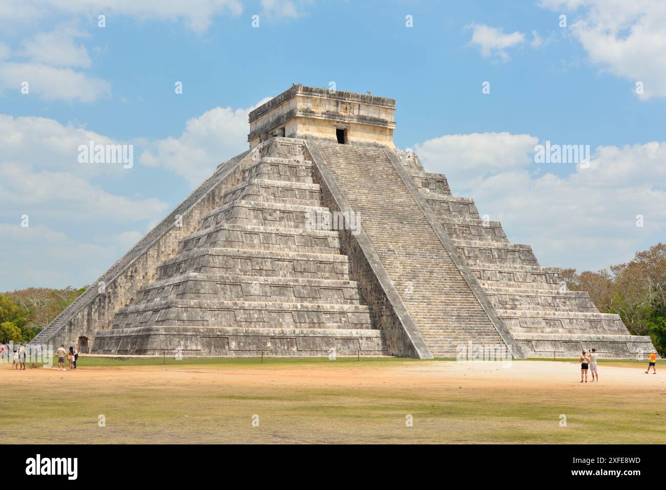Messico, Stato dello Yucatan, sito archeologico di Chichen Itza, patrimonio mondiale dell'UNESCO, El Castillo o Piramide di Kukulkan Foto Stock