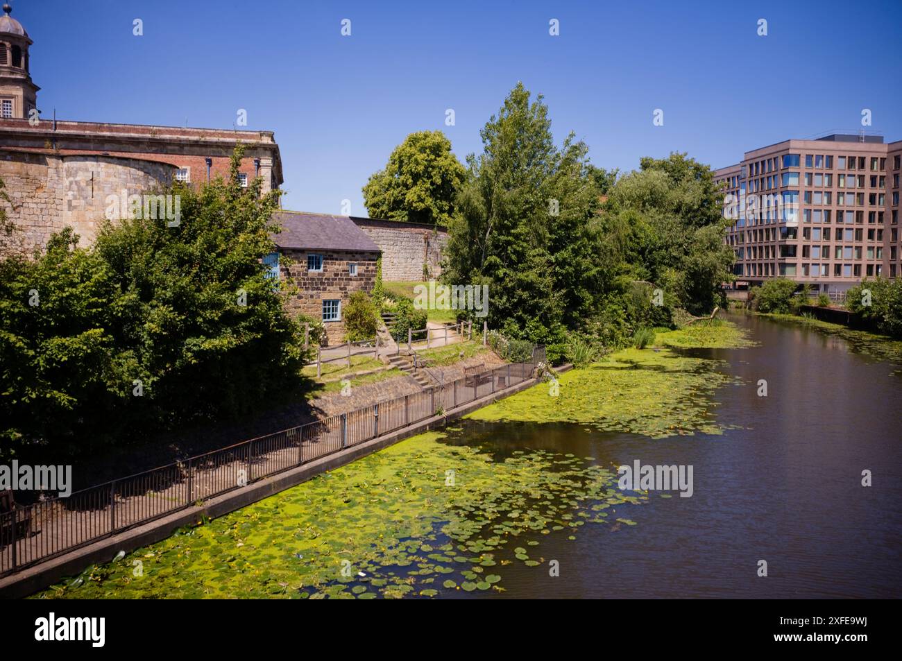 Il fiume Foss attraversa il centro della città di York Foto Stock